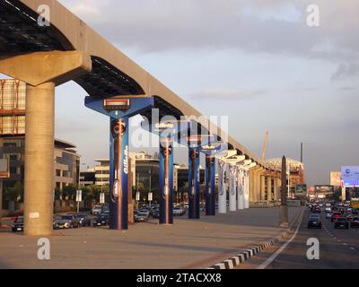 Le Caire, Egypte, novembre 14 2023 : Monorail du Caire colonnes et pistes dans le Nouveau Caire avec rasoir Gillette (marque américaine) bannières publicitaires d'advertis Banque D'Images