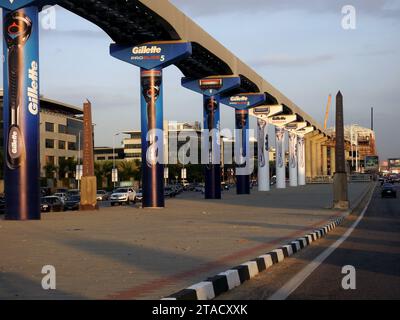 Le Caire, Egypte, novembre 14 2023 : Monorail du Caire colonnes et pistes dans le Nouveau Caire avec rasoir Gillette (marque américaine) bannières publicitaires d'advertis Banque D'Images