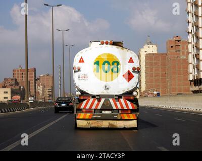 Gizeh, Egypte, septembre 9 2022 : camion-citerne avec un réservoir de conteneur avec des produits liquides, un camion sur l'autoroute avec un conteneur sur elle livrant le p Banque D'Images