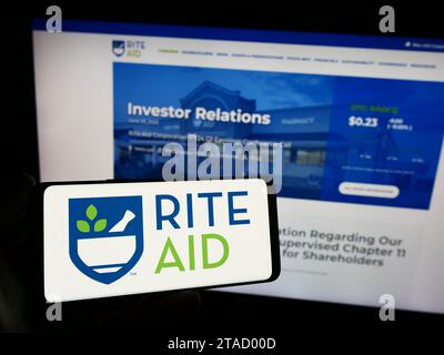 Personne tenant un smartphone avec le logo de la société américaine de pharmacie Rite Aid Corporation devant le site Web. Concentrez-vous sur l'affichage du téléphone. Banque D'Images