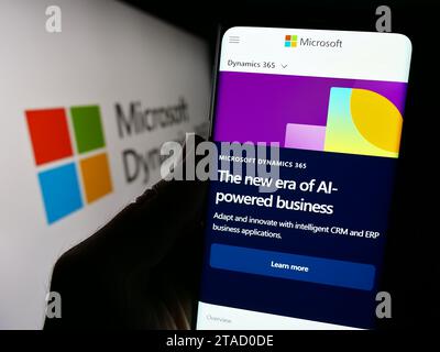 Personne tenant le smartphone avec la page Web du produit logiciel de comptabilité Microsoft Dynamics 365 devant le logo. Concentrez-vous sur le centre de l'écran du téléphone. Banque D'Images