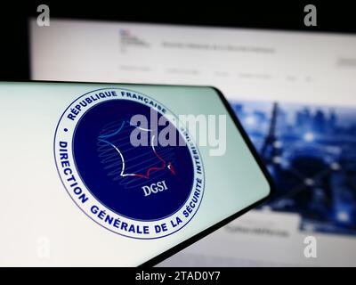 Smartphone avec logo de la Direction générale de la sécurité intérieure (DGSI) devant le site. Concentrez-vous sur le centre gauche de l'écran du téléphone. Banque D'Images