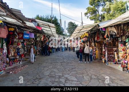 Touristes au marché au sommet de la montagne Montserrate à Bogota, Colombie Banque D'Images