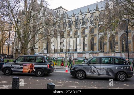 Taxis noirs, en passant par l'abbaye de Westminster, Londres Banque D'Images