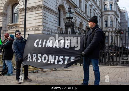 Londres, Royaume-Uni. 30 novembre 2023. Extinction rébellion lutte pour la justice climatique manifestants devant Downing Street tenant des banderoles crédit : Richard Lincoln/Alamy Live News Banque D'Images