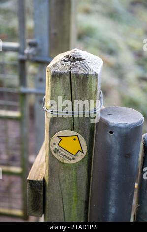 Panneau Shropshire Countryside Service sur un poteau de porte par un matin glacial. Banque D'Images