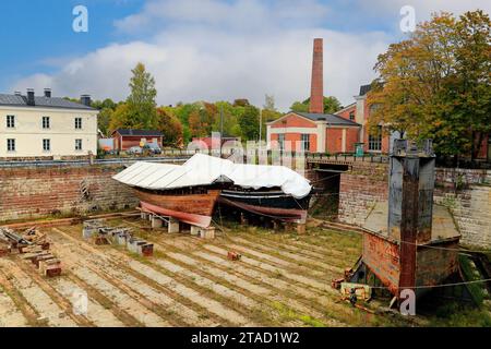 La cale sèche historique de Suomenlinna, Helsinki, est la plus ancienne de Finlande et l'une des plus anciennes cales sèches opérationnelles d'Europe. Vu depuis la plate-forme d'observation Banque D'Images