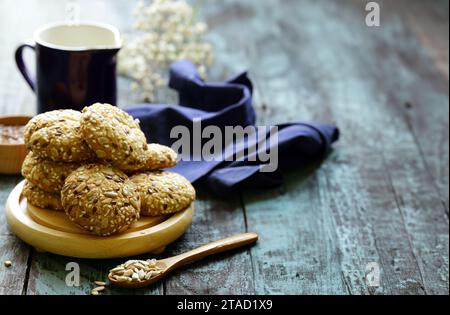 Biscuits de céréales avec des graines de lin et tournesol Banque D'Images