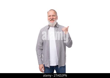 mignon grand-père intelligent avec une barbe blanche et une moustache habillée d'une chemise rayée sur un t-shirt pensé sur un fond blanc avec espace copie Banque D'Images