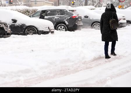 Riga, Lettonie. 30 novembre 2023. Une personne marche dans la neige à Riga, Lettonie, le 30 novembre 2023. Crédit : Edijs Palens/Xinhua/Alamy Live News Banque D'Images