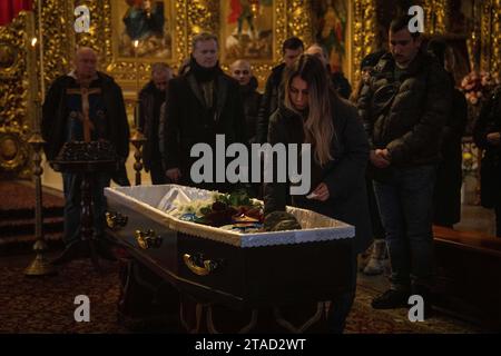 Kiev, Ukraine. 29 novembre 2023. Une femme rend hommage devant le cercueil lors des funérailles du soldat ukrainien Serhiy Pavlichenko, mort au combat dans la région de Zaporizhjhia lors de l'invasion continue de l'Ukraine par la Russie, à St. Cathédrale de Michel à Kiev. Depuis que la Russie a commencé son invasion à grande échelle de l'Ukraine le 24 février 2022, des dizaines de milliers de militaires ukrainiens et russes ont été tués. Crédit : SOPA Images Limited/Alamy Live News Banque D'Images