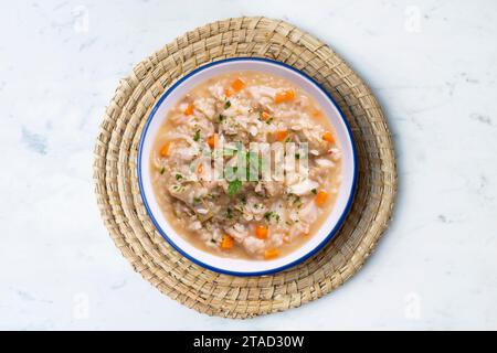 Riz soufflé aux artichauts et carottes. Plat gastronomique espagnol typique. Banque D'Images