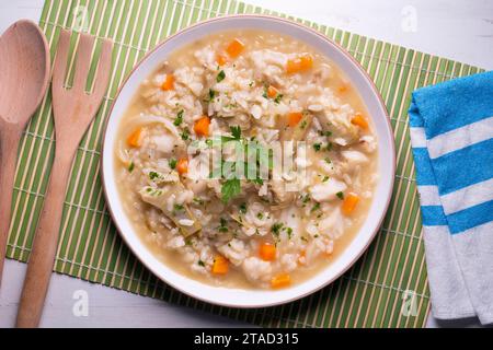 Riz soufflé aux artichauts et carottes. Plat gastronomique espagnol typique. Banque D'Images