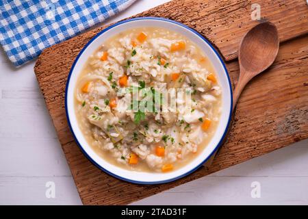 Riz soufflé aux artichauts et carottes. Plat gastronomique espagnol typique. Banque D'Images