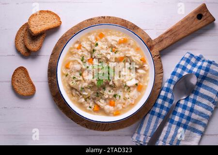 Riz soufflé aux artichauts et carottes. Plat gastronomique espagnol typique. Banque D'Images