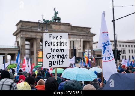 25.11.2023, Berlin, Deutschland, Europa - Einige tausend Menschen demonstrieren am Brandenburger Tor im Berliner Bezirk Mitte fuer den Frieden unter dem Titel Nein zu Kriegen - Ruestungswahnsinn stoppen - Zukunft friedlich und gerecht gestalten . Auf einem der Protestschilder steht libérer la Palestine de la culpabilité allemande befreit Palaestina von deutscher Schuld. Eine der zentralen Forderungen der Kundgebung sind Verhandlungen mit Russland. Auf der Demonstration sprachen neben der Hauptrednerin und ehemaligen Linken-Politikerin Sahra Wagenknecht auch die deutsche Journalistin und Publizistin Gabriele K. Banque D'Images