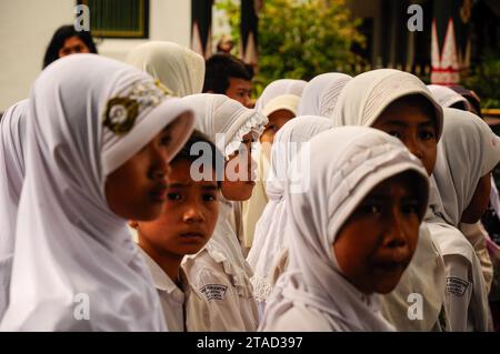 Élèves musulmans garçons et filles en uniforme lors d'une excursion scolaire en plein air Banque D'Images