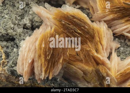 Gros plan affichant la surface texturée de Barite Mineral en détail Banque D'Images