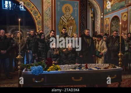 Kiev, Ukraine. 29 novembre 2023. Parents et amis pleurent devant le cercueil du soldat ukrainien Serhiy Pavlichenko, mort au combat dans la région de Zaporizhjhia lors de l'invasion continue de l'Ukraine par la Russie, lors de ses funérailles à St. Cathédrale de Michel à Kiev. Depuis que la Russie a commencé son invasion à grande échelle de l'Ukraine le 24 février 2022, des dizaines de milliers de militaires ukrainiens et russes ont été tués. (Photo Laurel Chor/SOPA Images/Sipa USA) crédit : SIPA USA/Alamy Live News Banque D'Images