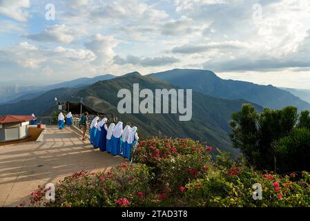 Aratoca, Santander, Colombie, 23 novembre 2022 : Groupe de religieuses admirant la vue depuis le point de vue dans la partie supérieure du parc national de Chicamocha, Pana Banque D'Images