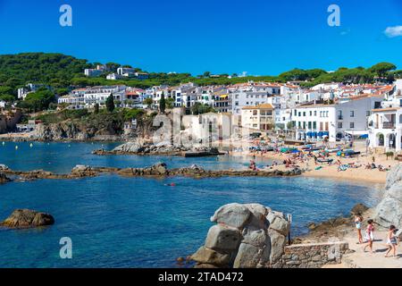 L'original village de pêche et de vacances pittoresque de Calella de Palafrugell avec ses criques de sable et ses plages sur la Costa Brava, Gérone, Espagne Banque D'Images