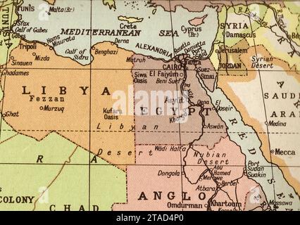 Une carte politique vintage/antique de la Libye et de l'Egypte, l'Afrique en sépia. Banque D'Images