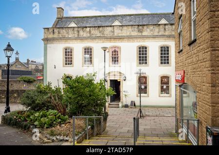 The Iron Gates - bâtiment historique avec boutiques indépendantes à King Street, Frome, Somerset, Royaume-Uni le 30 novembre 2023 Banque D'Images