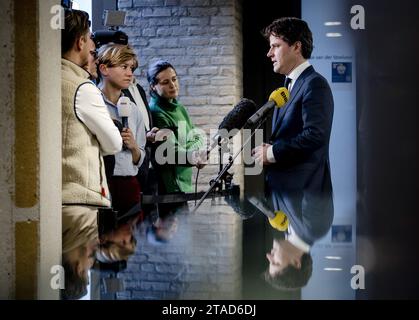 LA HAYE - 30/11/2023, LA HAYE - le chef du Parti Henri Bontenbal (CDA) s'adresse à la presse après une conversation avec le scout Ronald Plasterk. Plasterk a invité tous les présidents de parti pour une interview. La formation du cabinet a déjà été retardée parce que le premier éclaireur, Gom van Strien, s'est avéré être empêtré dans une affaire de fraude. ANP REMKO DE WAAL netherlands Out - belgique Out Banque D'Images