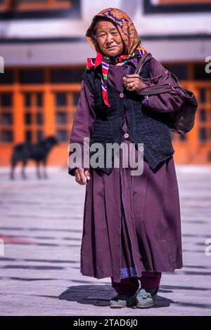 Pèlerin bouddhiste au temple Ladakh JO Khang, Leh, Ladakh, Inde Banque D'Images