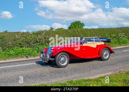 Années 1955 50 restaurés Red MG Midget 1466cc essence cabriolet, carrosserie sur châssis ouvert deux places voitures de sport ; Vintage, moteurs classiques restaurés, collectionneurs automobiles passionnés d'automobile, voitures anciennes voyageant dans le Cheshire, Royaume-Uni Banque D'Images