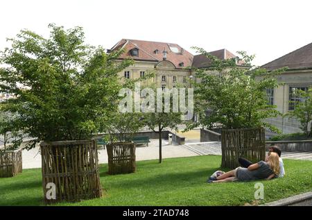 Lausanne, Suisse - 05 juin 2017 : les gens se détendent sur l'herbe dans le centre de Lausanne, Suisse. La vie quotidienne à Lausanne. Banque D'Images