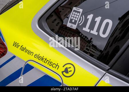 Munich, Allemagne. 22 novembre 2023. Le numéro d'urgence de la police (110) est collé à une voiture de police électrique. Crédit : Peter Kneffel/dpa/Alamy Live News Banque D'Images