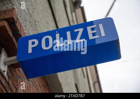 Munich, Allemagne. 22 novembre 2023. Le panneau d'entrée du poste de police 11 dans le centre-ville. Crédit : Peter Kneffel/dpa/Alamy Live News Banque D'Images