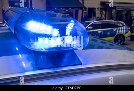 Munich, Allemagne. 22 novembre 2023. Une lumière bleue brille sur le toit d'une voiture de police. Crédit : Peter Kneffel/dpa/Alamy Live News Banque D'Images