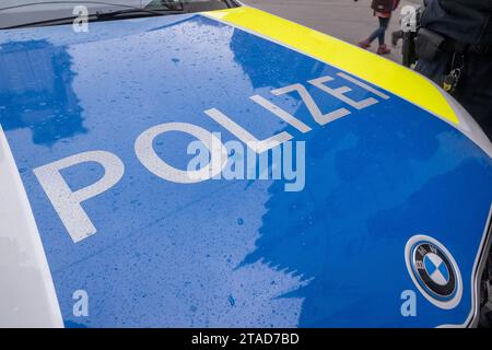 Munich, Allemagne. 22 novembre 2023. Une voiture de police est garée dans le centre-ville. Crédit : Peter Kneffel/dpa/Alamy Live News Banque D'Images