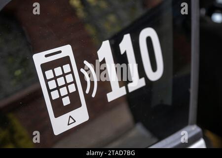 Munich, Allemagne. 22 novembre 2023. Le numéro d'urgence de la police (110) est collé à une voiture de police. Crédit : Peter Kneffel/dpa/Alamy Live News Banque D'Images