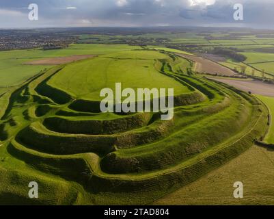 Vue aérienne du château de Maiden, le plus grand Hillfort de l'âge du fer en Grande-Bretagne près de Dorchester, Dorset, Angleterre. Automne (octobre) 2023. Banque D'Images