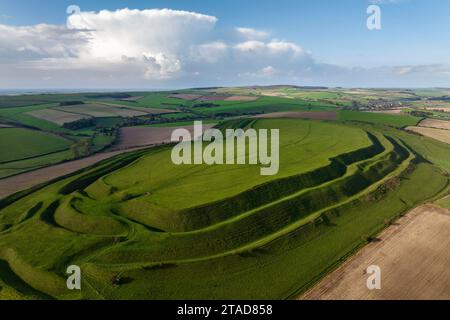 Vue aérienne du château de Maiden, le plus grand Hillfort de l'âge du fer en Grande-Bretagne près de Dorchester, Dorset, Angleterre. Automne (octobre) 2023. Banque D'Images