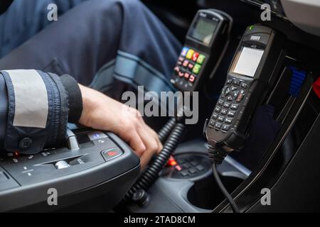 Munich, Allemagne. 22 novembre 2023. Un policier du poste de police 11 est assis dans une voiture de police. Crédit : Peter Kneffel/dpa/Alamy Live News Banque D'Images
