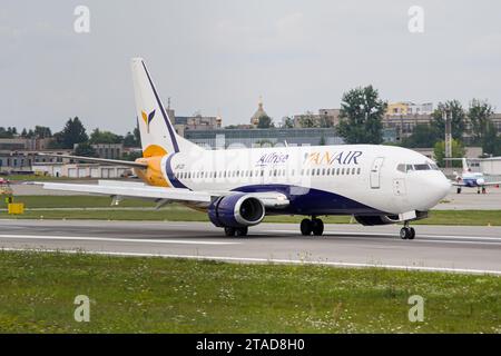 La compagnie ukrainienne YanAir Boeing 737-400 ralentit après avoir atterri à l'aéroport de Lviv Banque D'Images