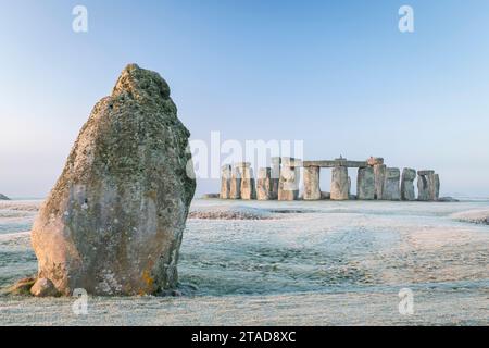 Stonehenge et la pierre de talon à l'aube un matin froid d'hiver glacial, Wiltshire, Angleterre. Hiver (janvier) 2022. Banque D'Images