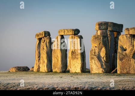Lumière du soleil du matin brillant sur les pierres Sarsen de Stonehenge, Stonehenge, Wiltshire, Angleterre. Hiver (janvier) 2022. Banque D'Images