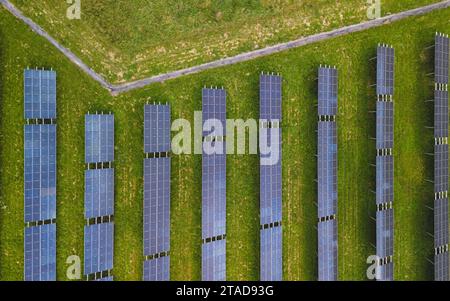 Vue aérienne d'un grand parc d'énergie solaire, composé de plusieurs rangées de panneaux solaires photovoltaïques par une journée ensoleillée Banque D'Images