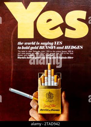 1968 OUI à l'annonce Gold Benson & Hedges cigarettes Banque D'Images