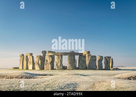 Stonehenge à l'aube un matin froid d'hiver glacial, Wiltshire, Angleterre. Hiver (janvier) 2022. Banque D'Images