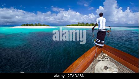 Point d'ancrage près d'une petite île tropicale inhabitée dans l'atoll d'Ari Sud aux Maldives, dans l'océan Indien. Banque D'Images