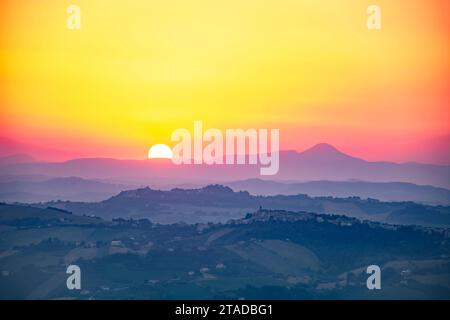 Lanscape en Italie au coucher du soleil, Marche de Ripatransone Banque D'Images