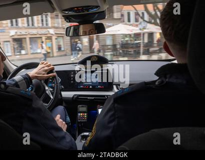 Munich, Allemagne. 22 novembre 2023. Deux policiers du poste de police 11 traversent le centre-ville. Crédit : Peter Kneffel/dpa/Alamy Live News Banque D'Images