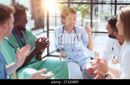 Groupe de médecins multi-nationaux pour discuter de l'analyse dans la salle de conférence Banque D'Images