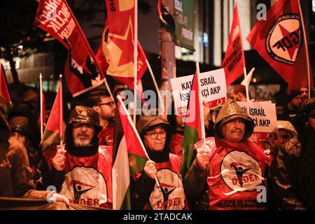 Istanbul, Turquie. 29 novembre 2023. Les manifestants brandissent des drapeaux pendant la manifestation. Le Parti des travailleurs turcs a organisé une manifestation devant le consulat israélien à Istanbul. Les participants ont appelé à la fin de l ' occupation israélienne et à la levée du siège de Gaza. Crédit : SOPA Images Limited/Alamy Live News Banque D'Images